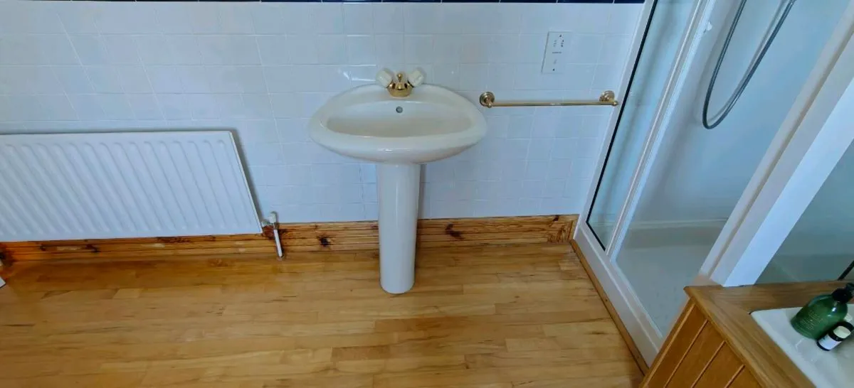 Toilet & Hand Basin x3 - Image 3