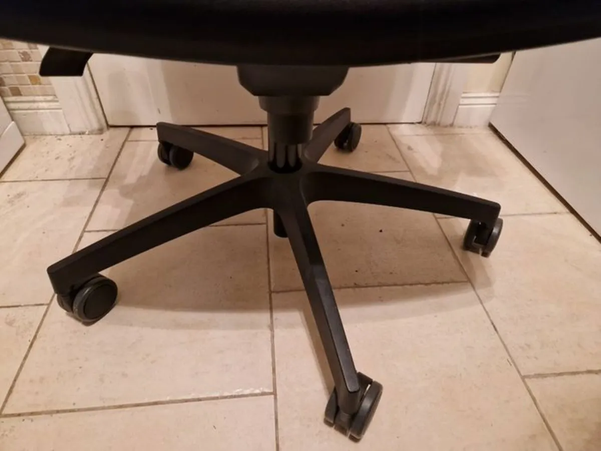 Office Chair in Excellent Condition - Image 4