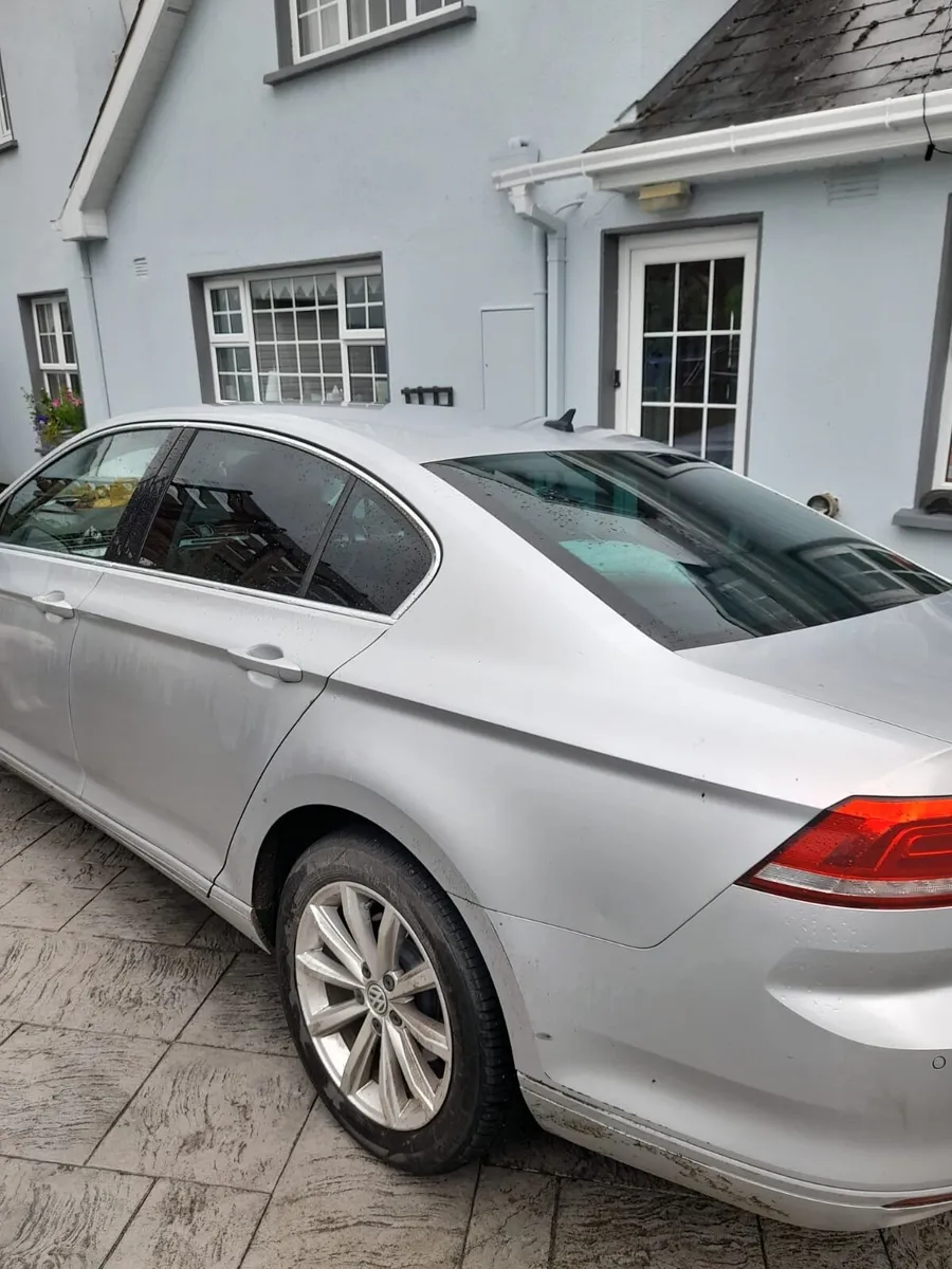 Volkswagen Passat 2016 - Image 2
