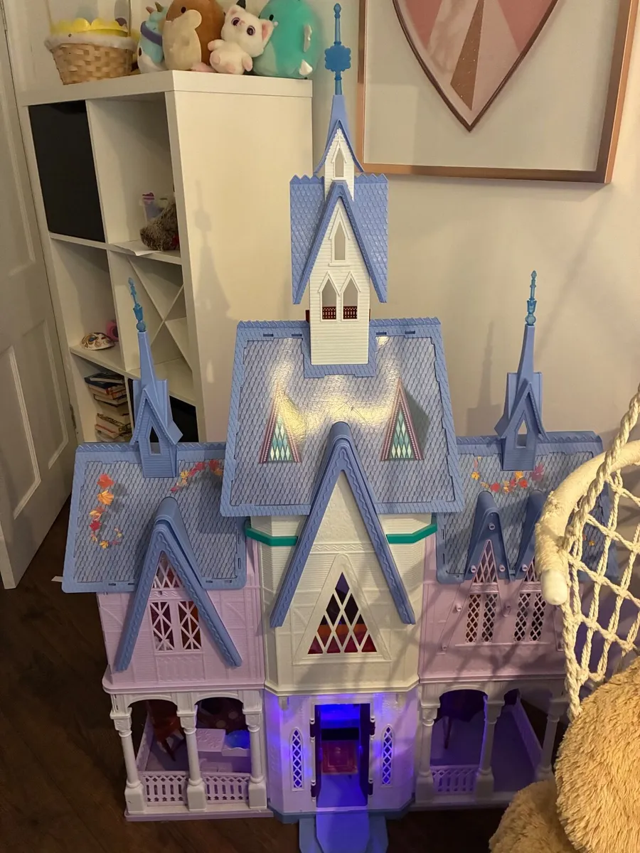 Frozen castle - Image 3