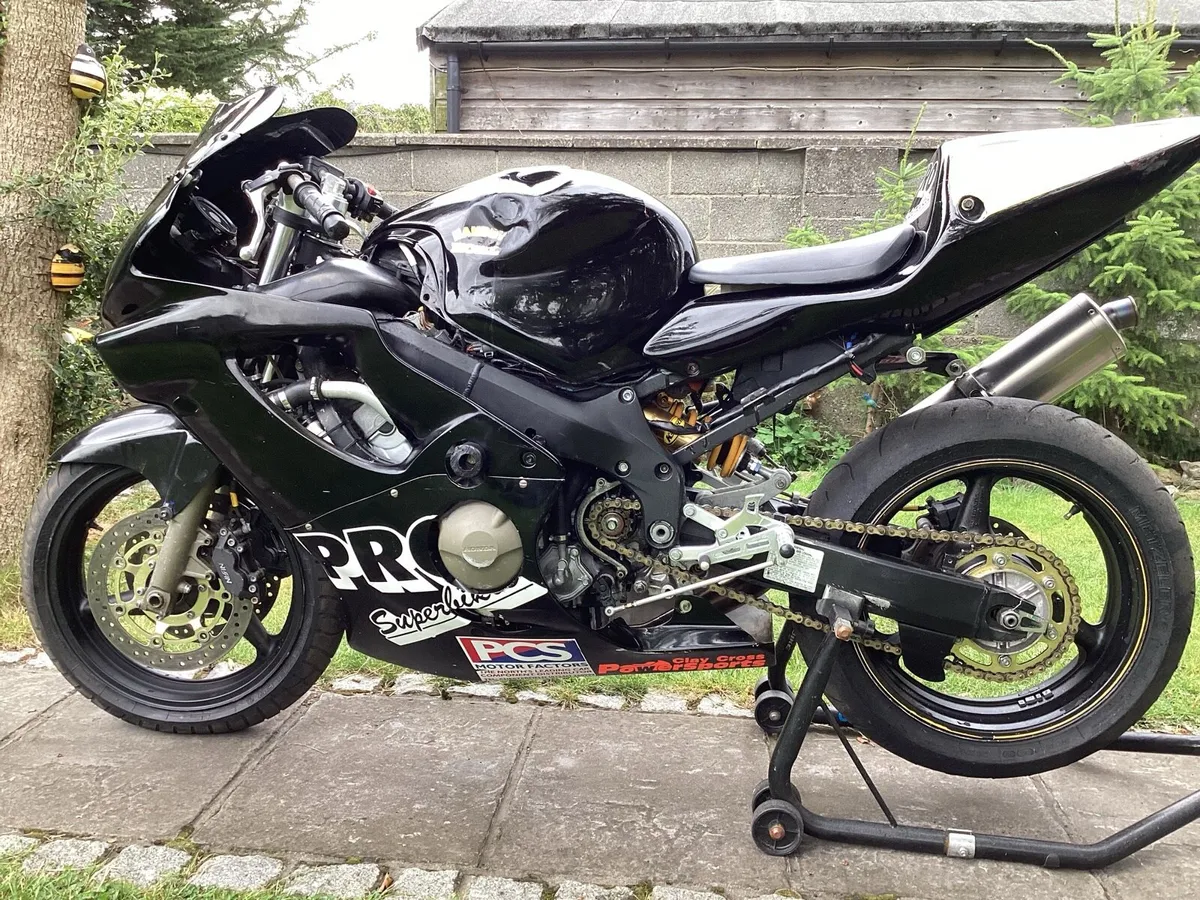 2001 Honda cbr 600 f4i trackbike/racebike - Image 4