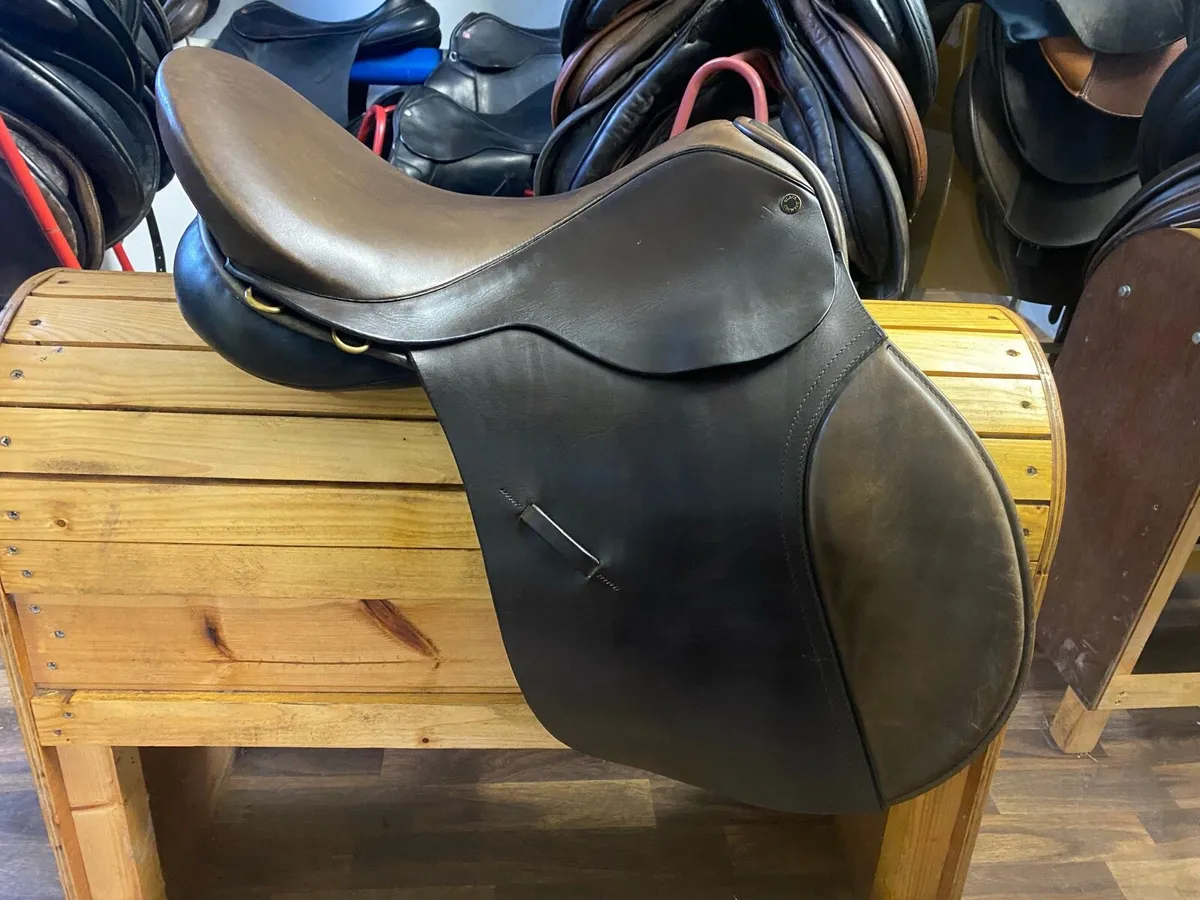17” brown Leather Black Country saddle - Image 1