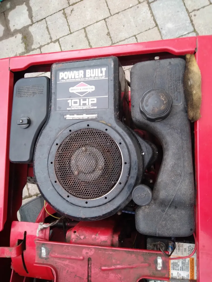 Ride on lawnmower - Image 1