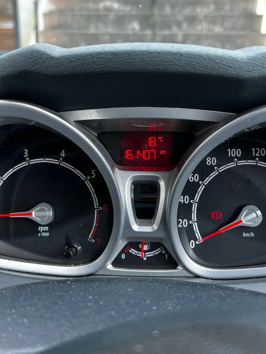Ford Fiesta 2011 - Image 2