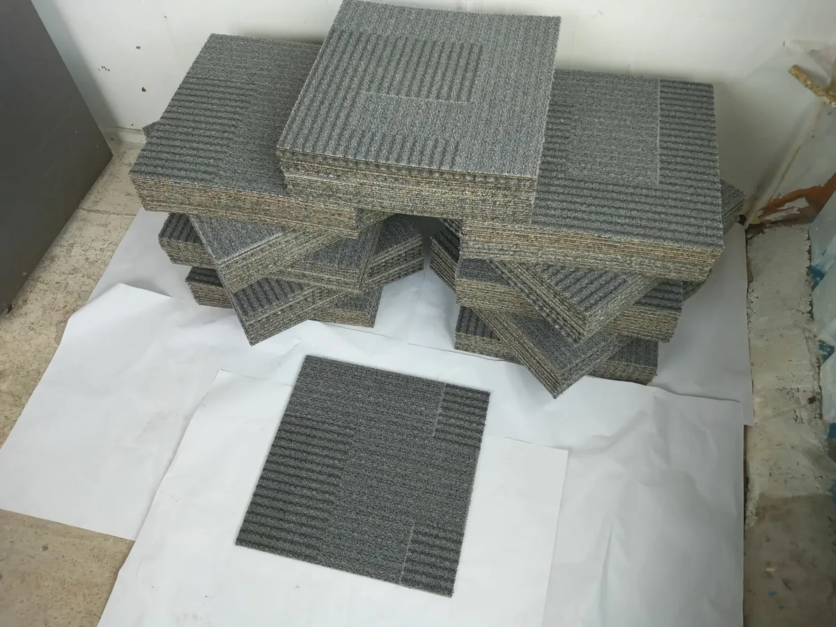 Delivery - Lot of 115 Carpet Tiles Good Condition - Image 3