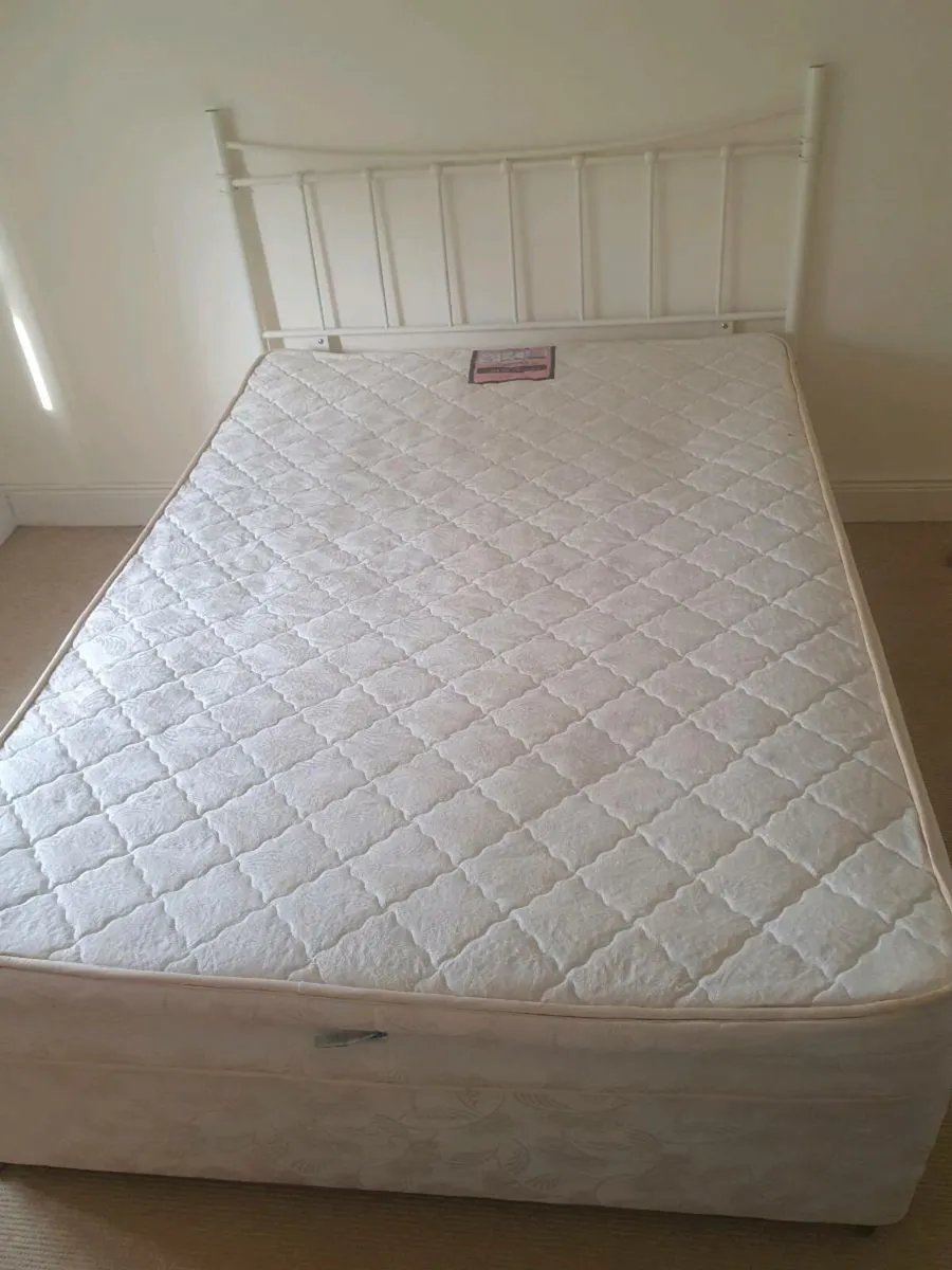 Double beds and chest of drawers - Image 2