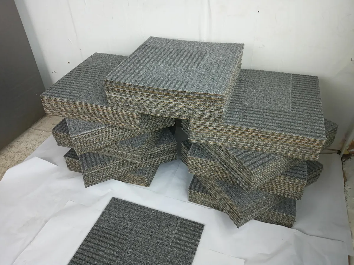 Delivery - Lot of 115 Carpet Tiles Good Condition - Image 4