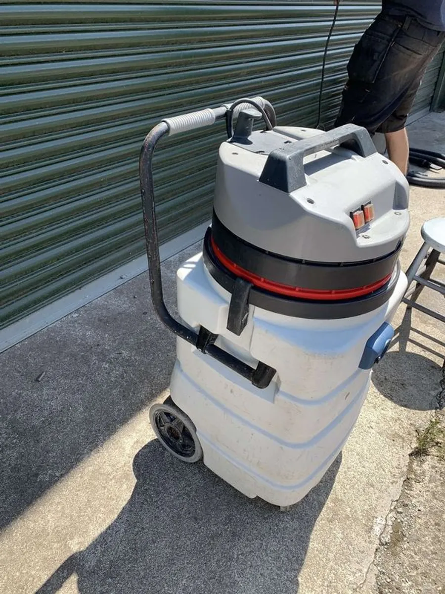 110v industrial vacumn - Image 1