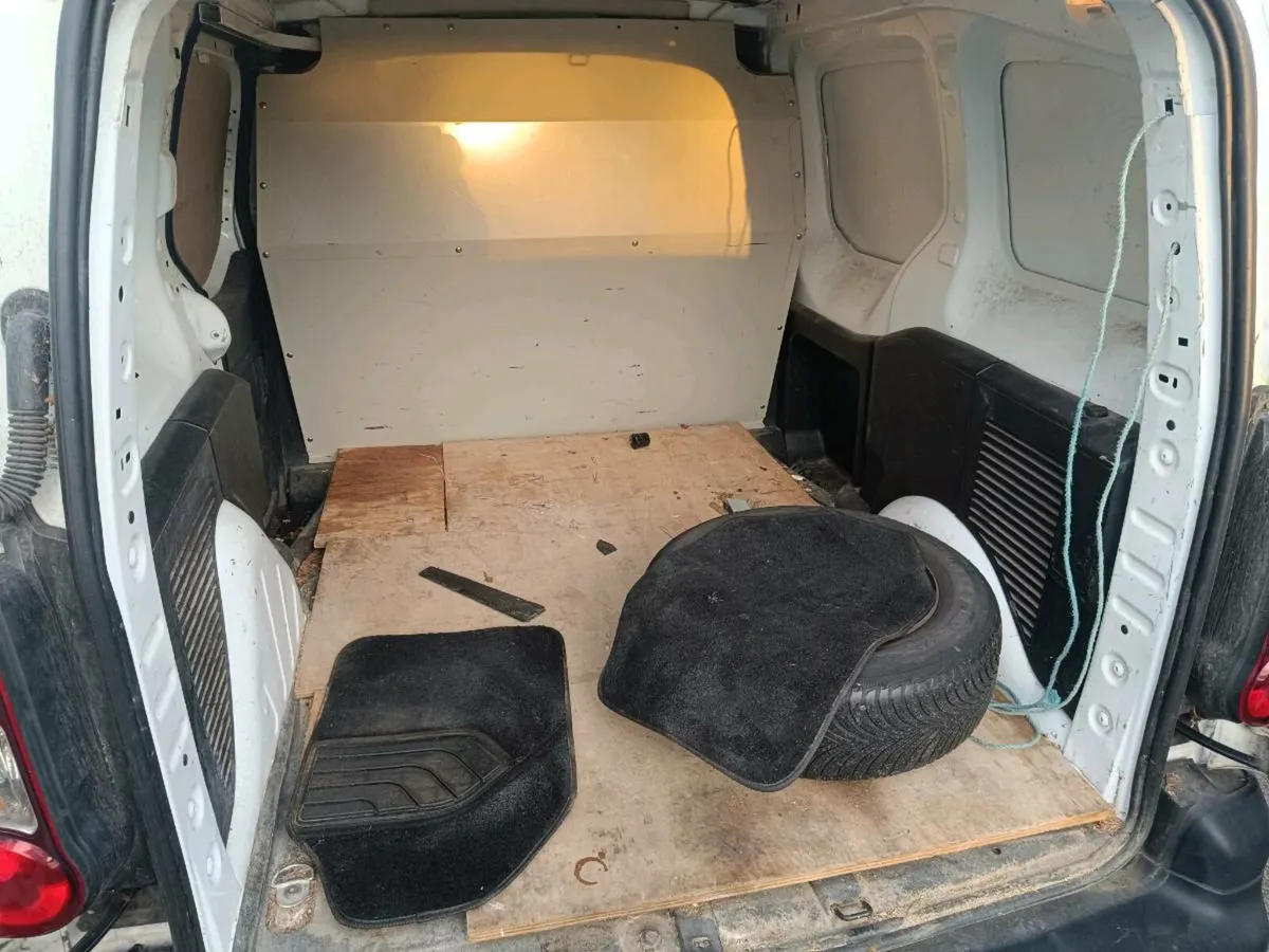 Van - Image 4