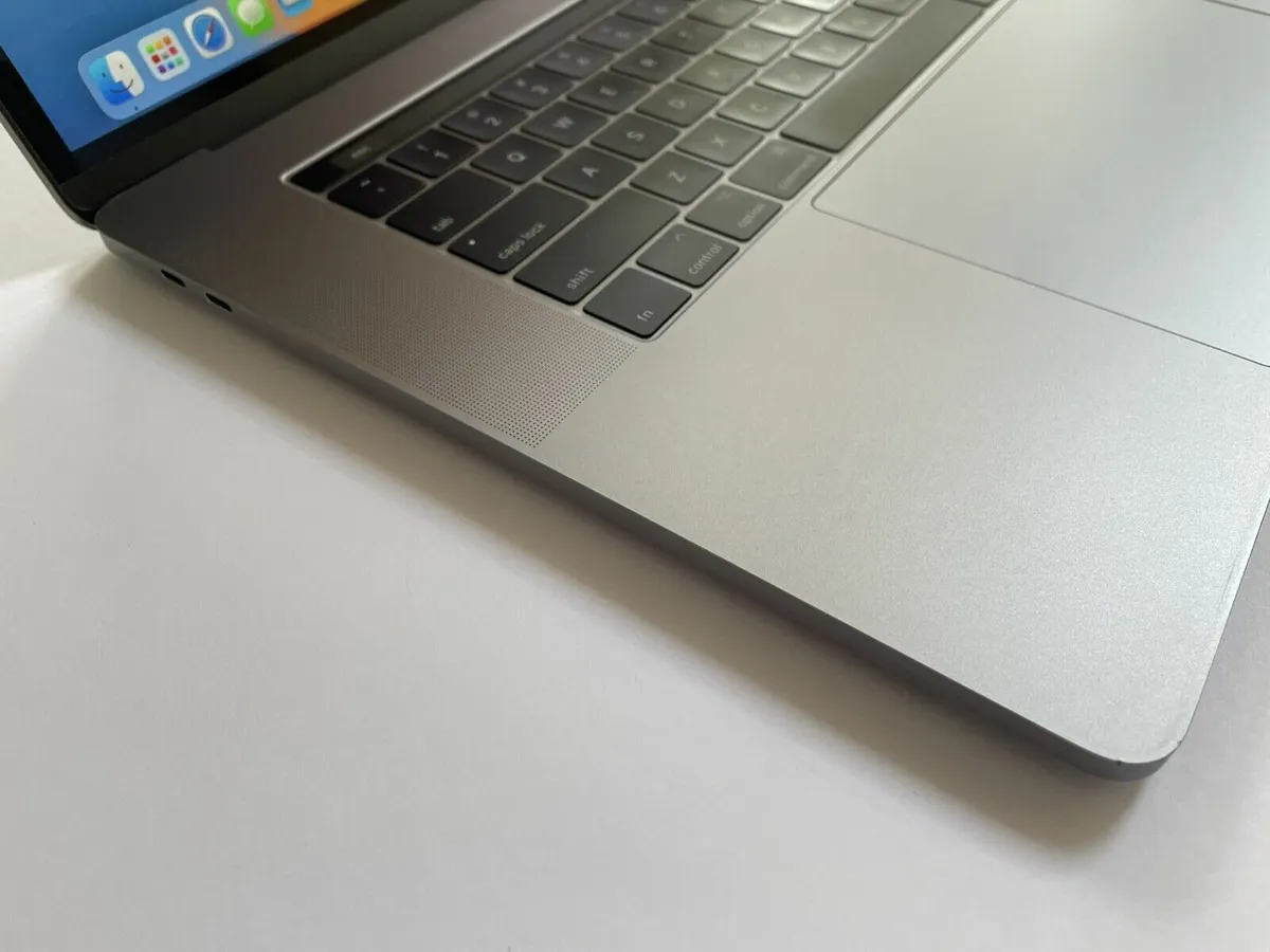 Apple 15" Macbook Pro i7 16GB RAM 2TB SSD A1707 - Image 4