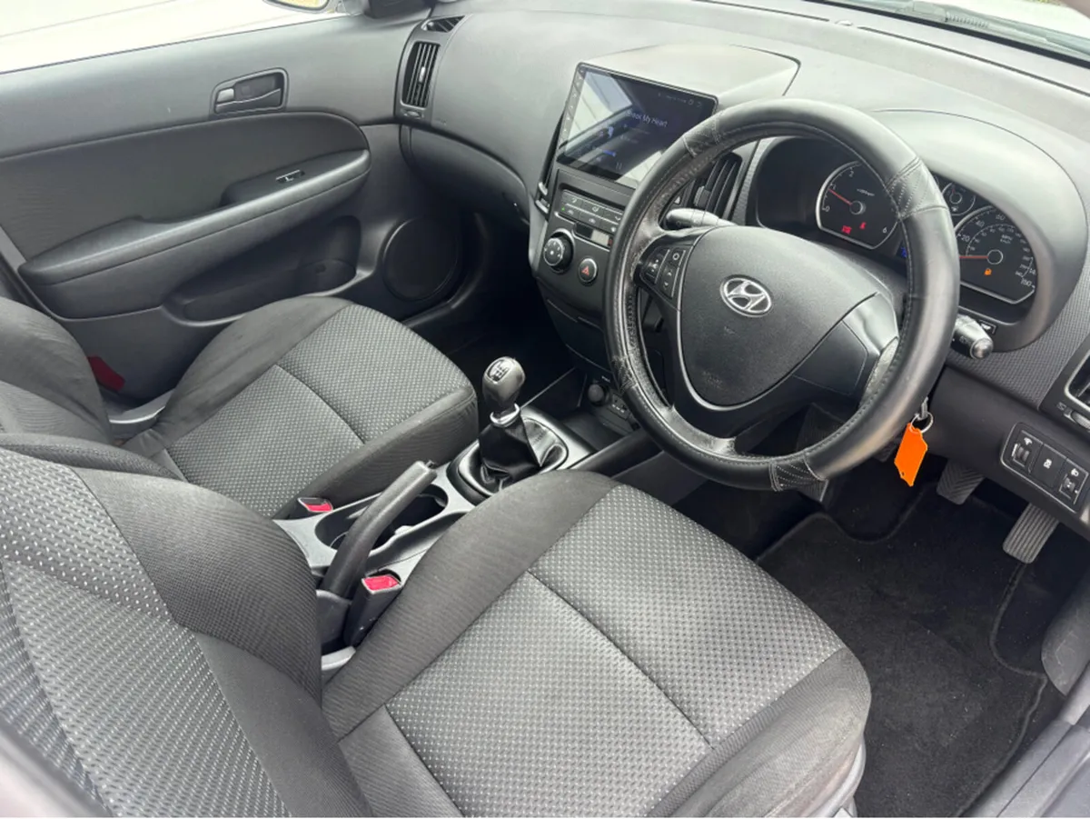 Hyundai i30 1.6 CRDI COMFORT 5DR - Image 2