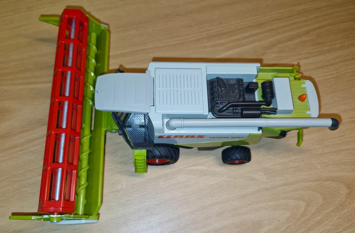 SIKU 1:50 Class Combine Harvester - Image 3