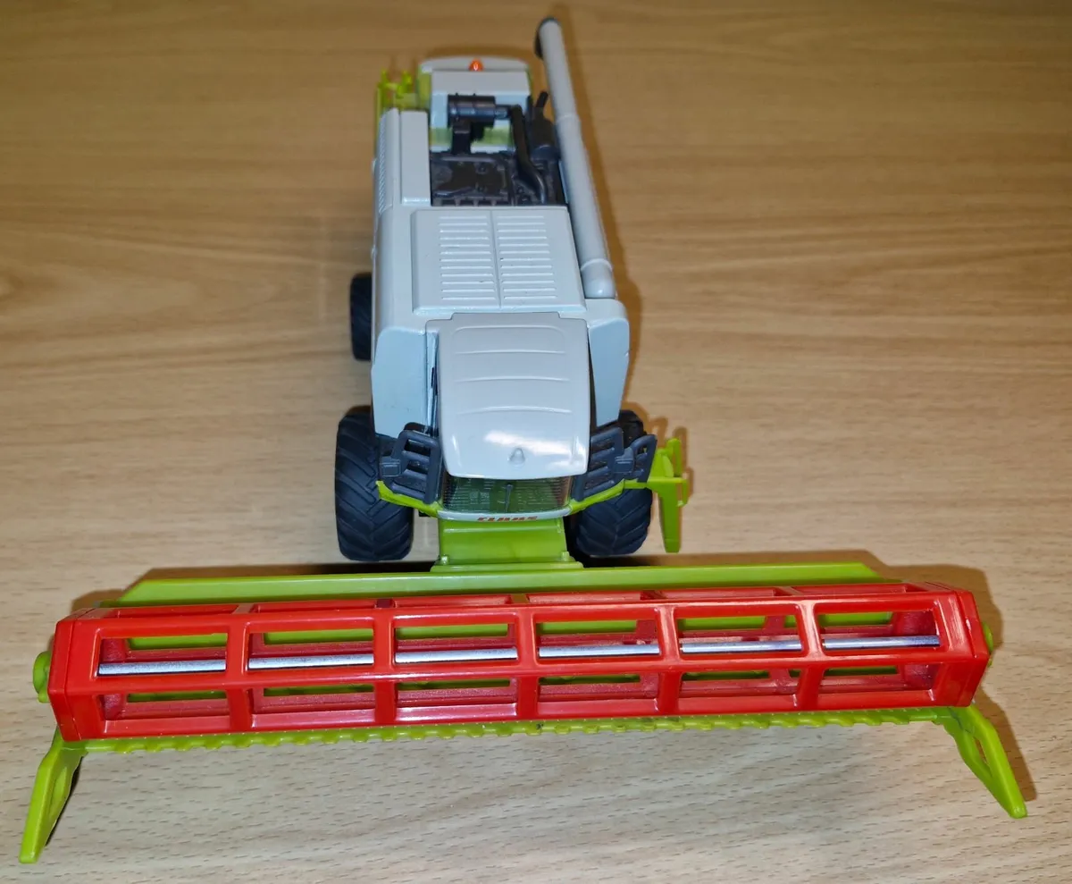 SIKU 1:50 Class Combine Harvester - Image 4