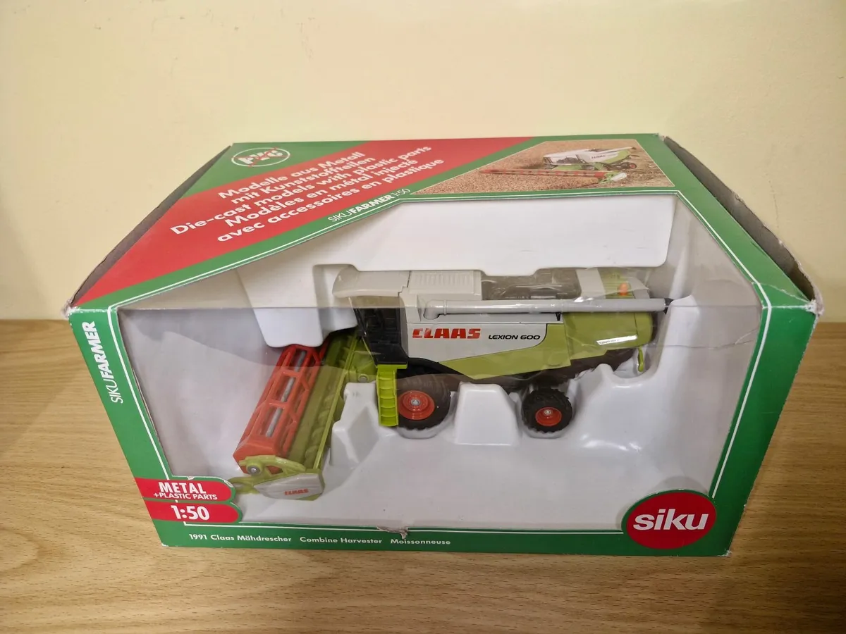 SIKU 1:50 Class Combine Harvester - Image 1