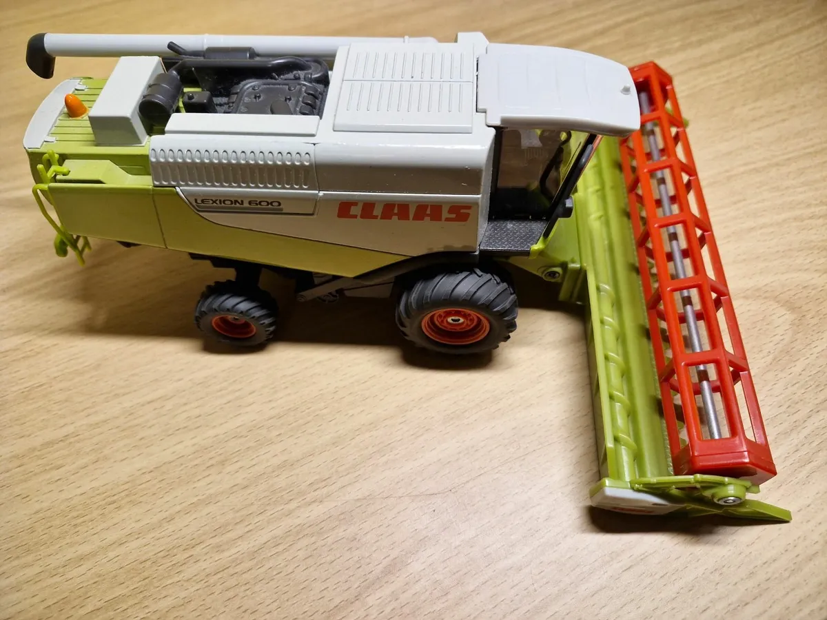 SIKU 1:50 Class Combine Harvester - Image 2