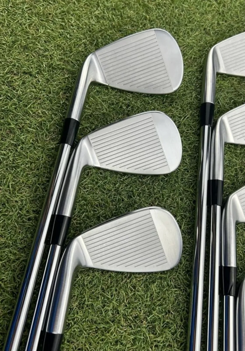 COBRA KING TOUR 2023 IRONS / 4-PW / STIFF - Image 4