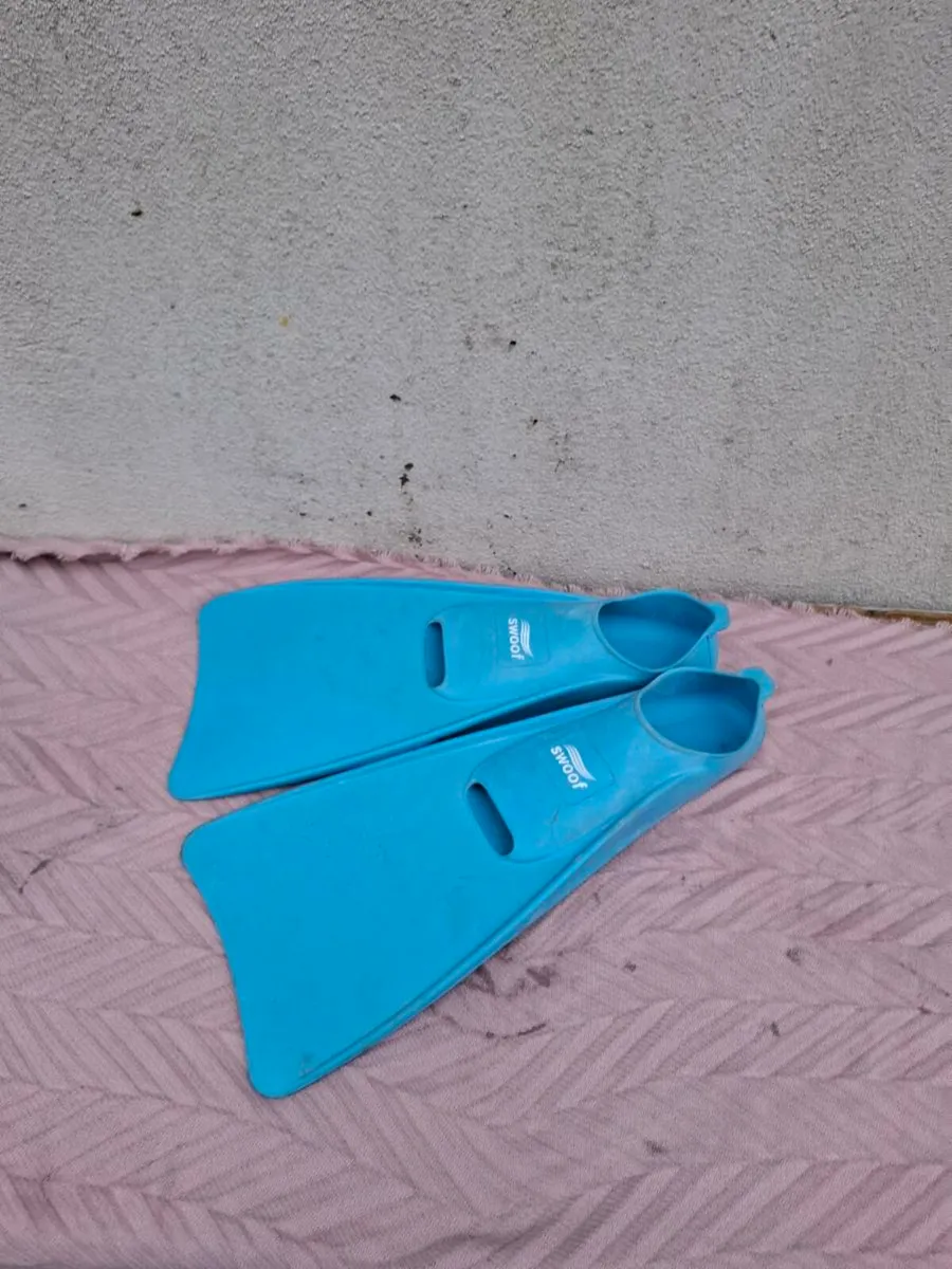 Size 5 7 diving flippers paddles - Image 1