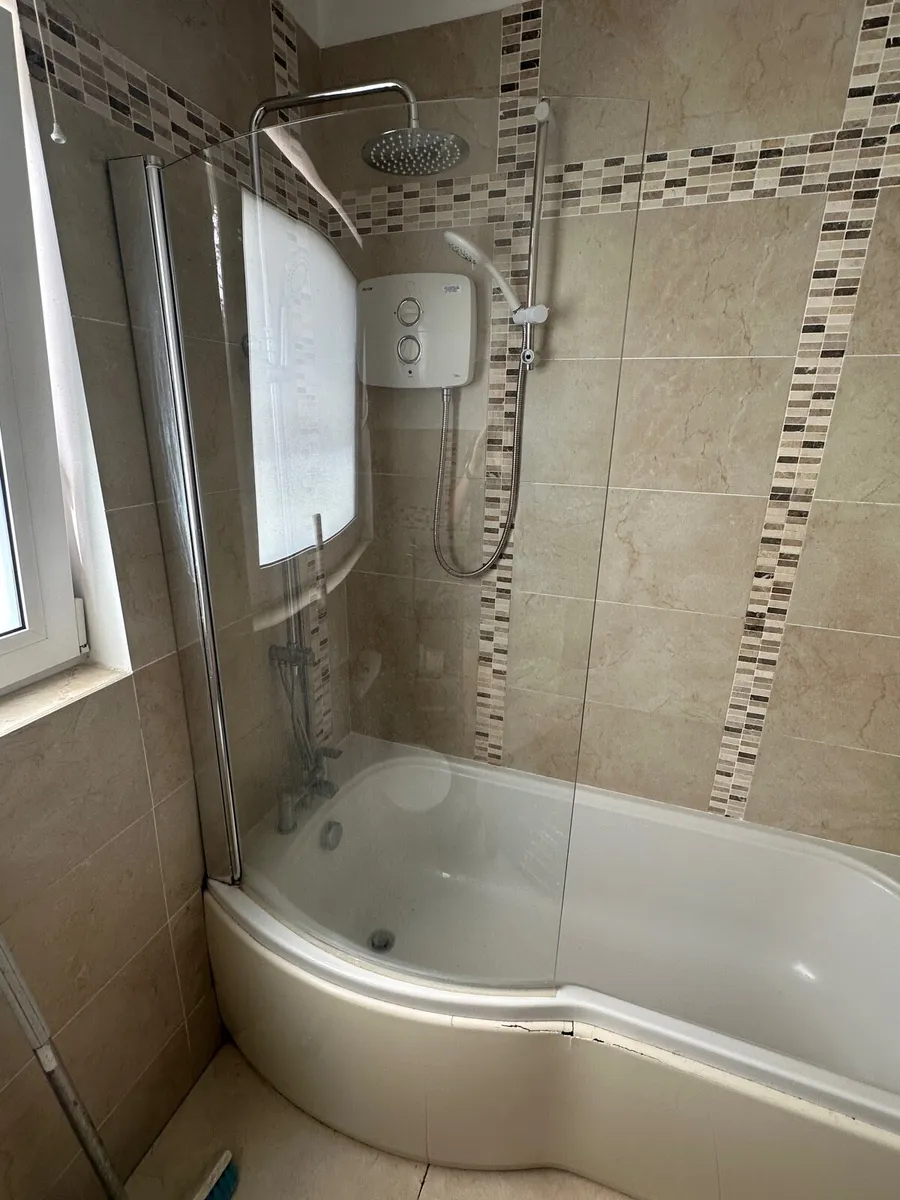 Bath screen - Image 1