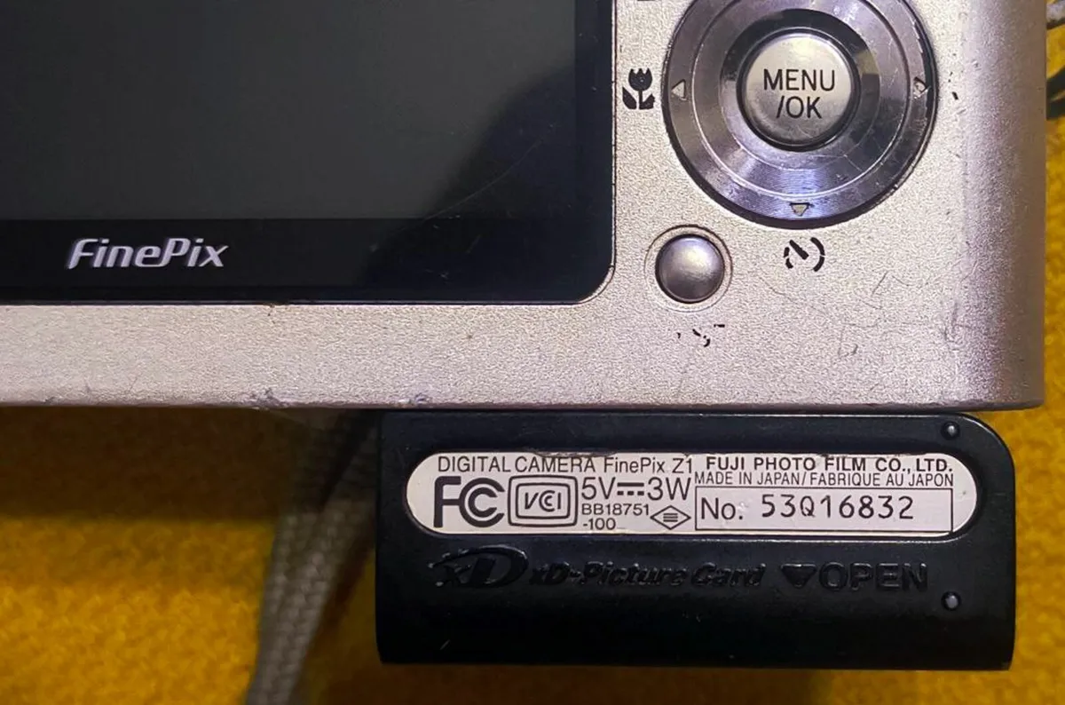 Lot 4  Compact Digital Cameras Canon FUJIFILM - Image 4