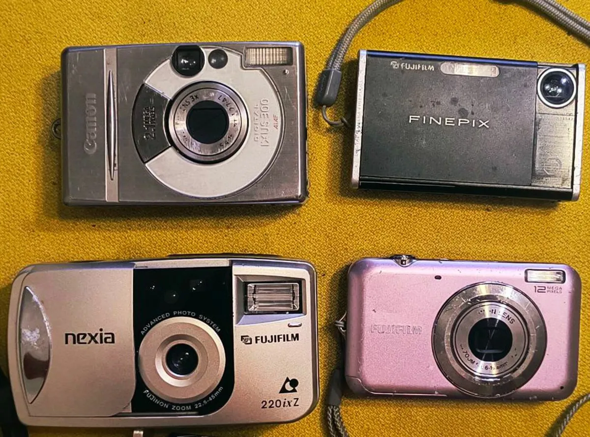 Lot 4  Compact Digital Cameras Canon FUJIFILM - Image 1