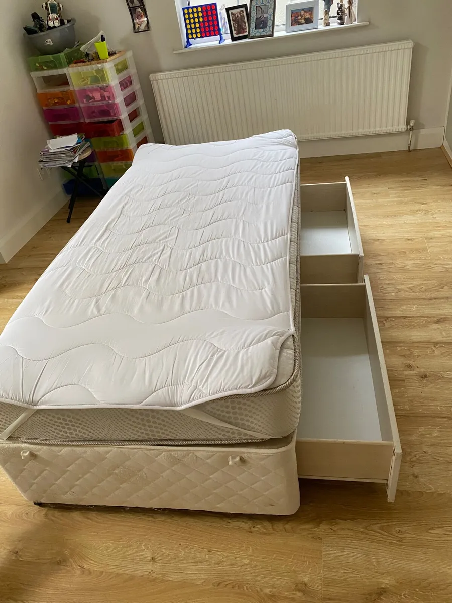 Single bed - Image 1