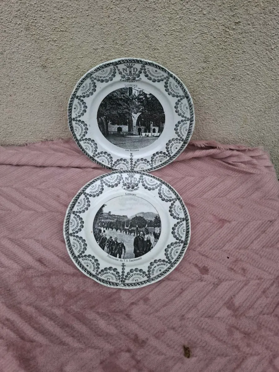 2 vintage lourdes sides plates