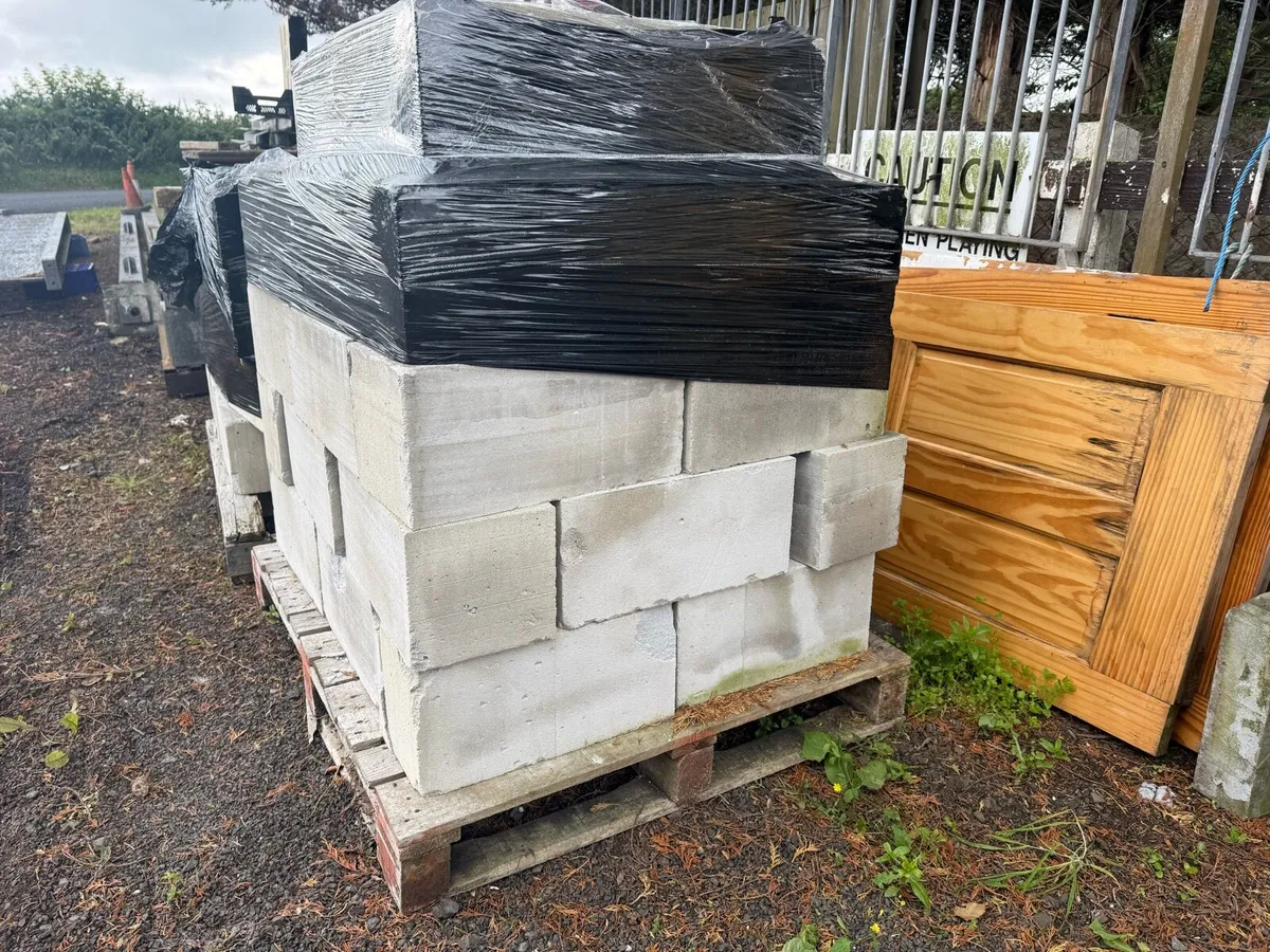 2 pallets of reclaimed lightweight blocks - Image 1