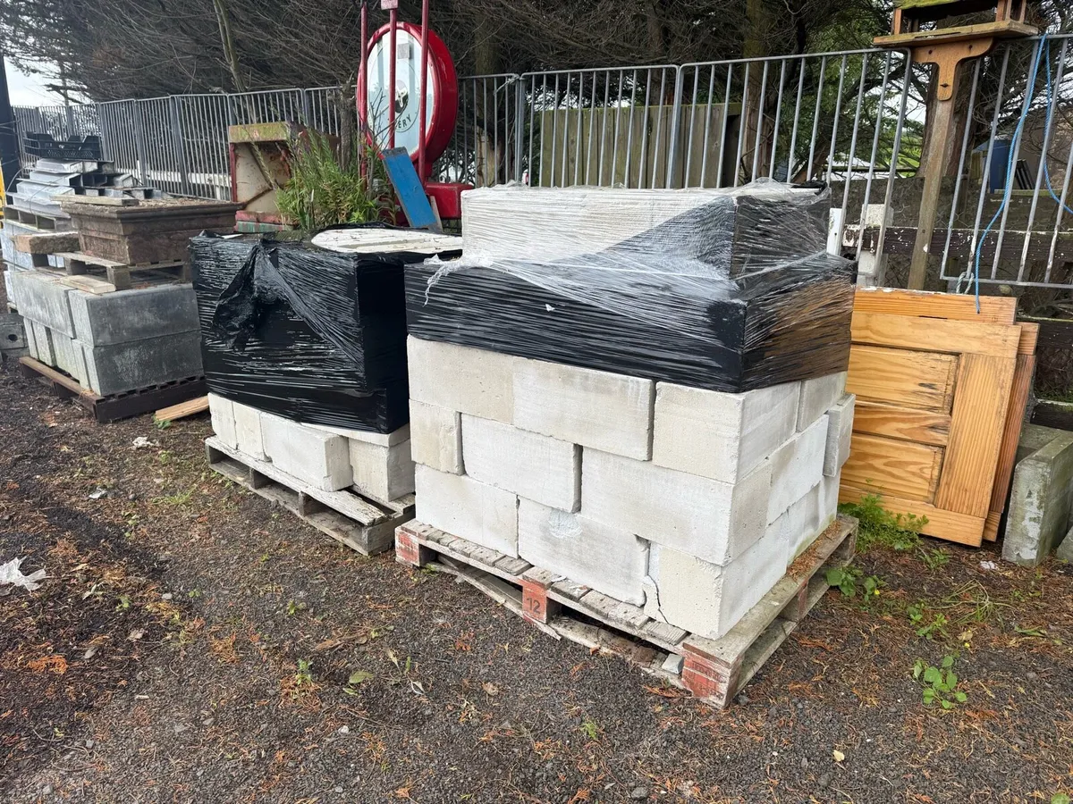 2 pallets of reclaimed lightweight blocks - Image 2