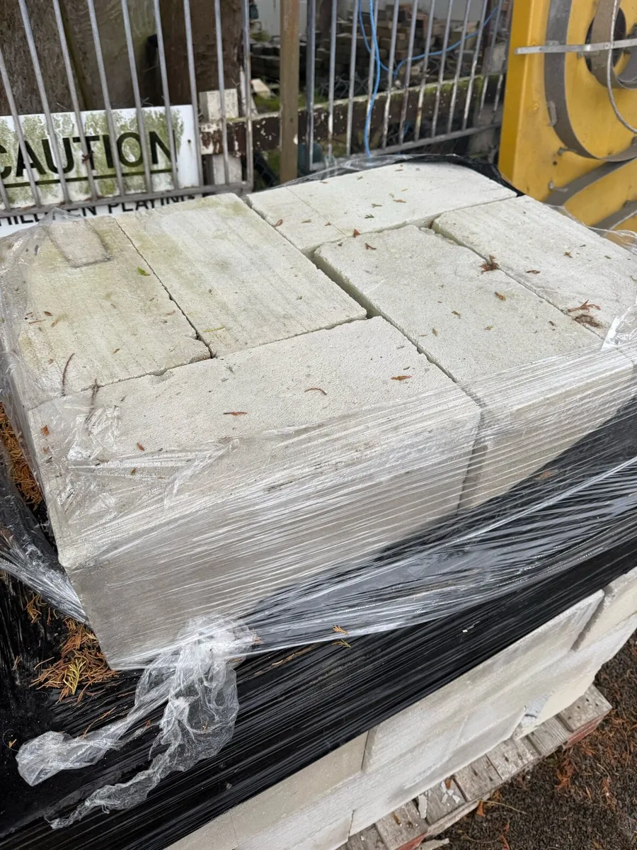 2 pallets of reclaimed lightweight blocks - Image 3