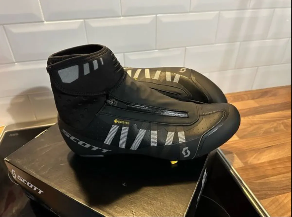 Cycling shoes - Image 1