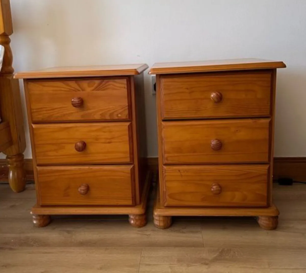 Bedside lockers / cabinets