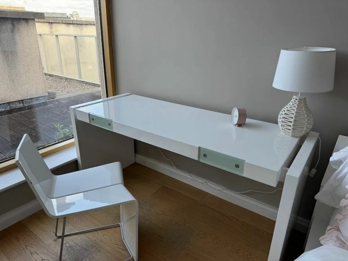Bed and matching desk and chair - Image 3