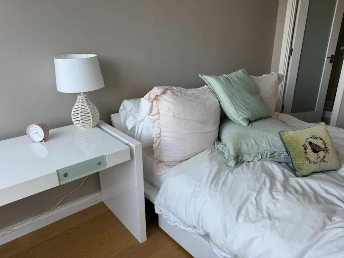 Bed and matching desk and chair - Image 1