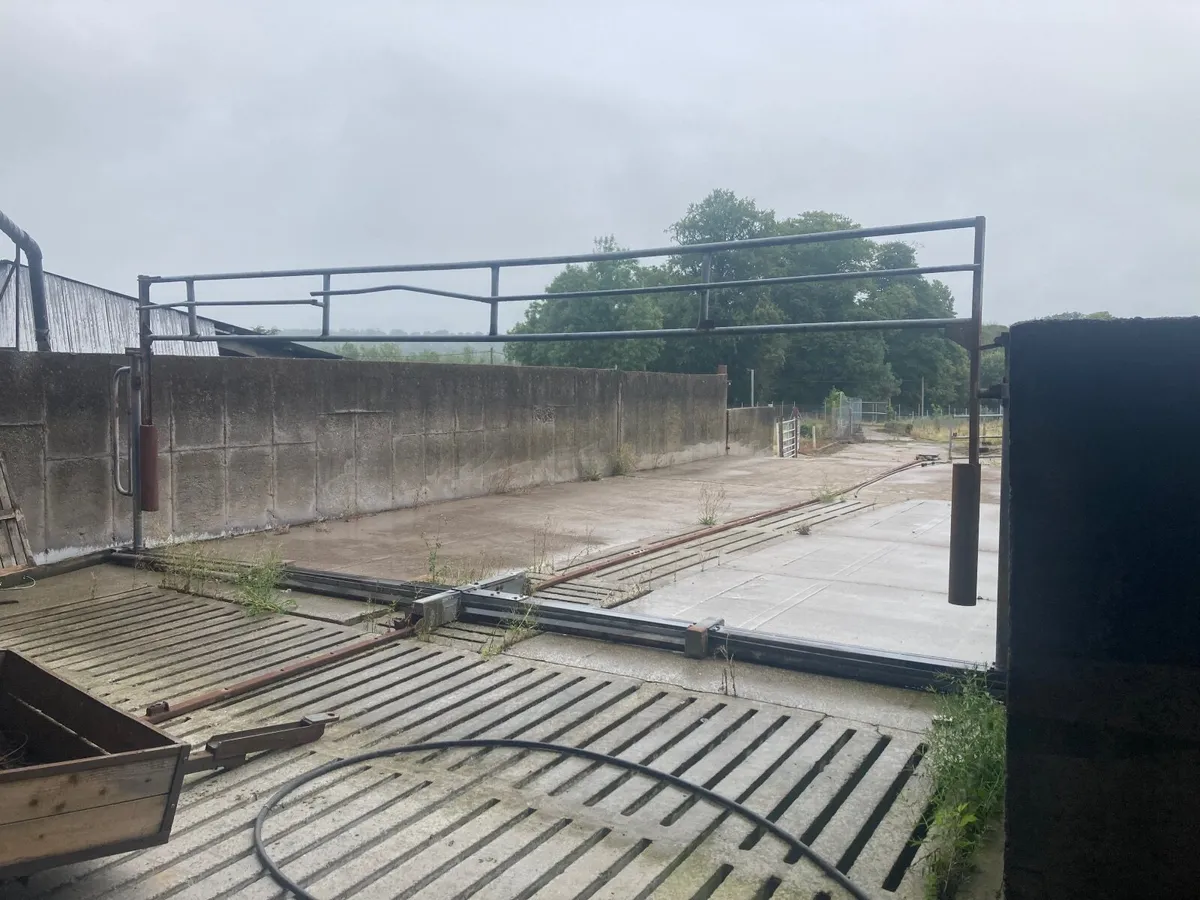 Backing gate - Image 1