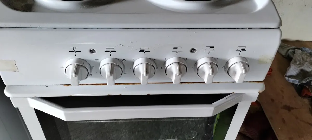 Electric Cooker For Sale hardly used Indesit - Image 2