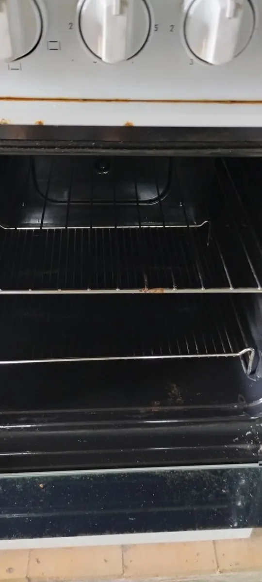 Electric Cooker For Sale hardly used Indesit - Image 3