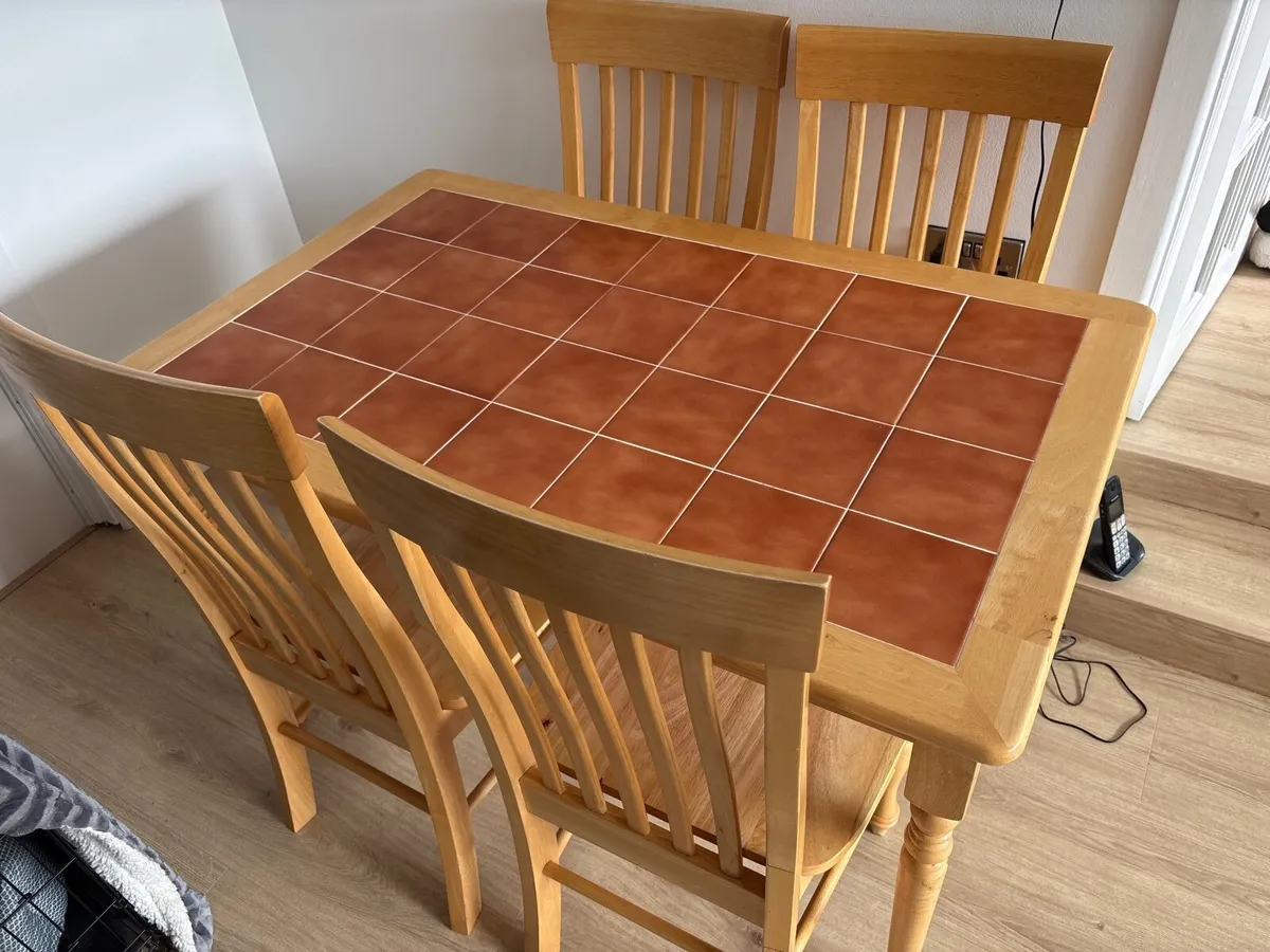 Table and chairs - Image 1
