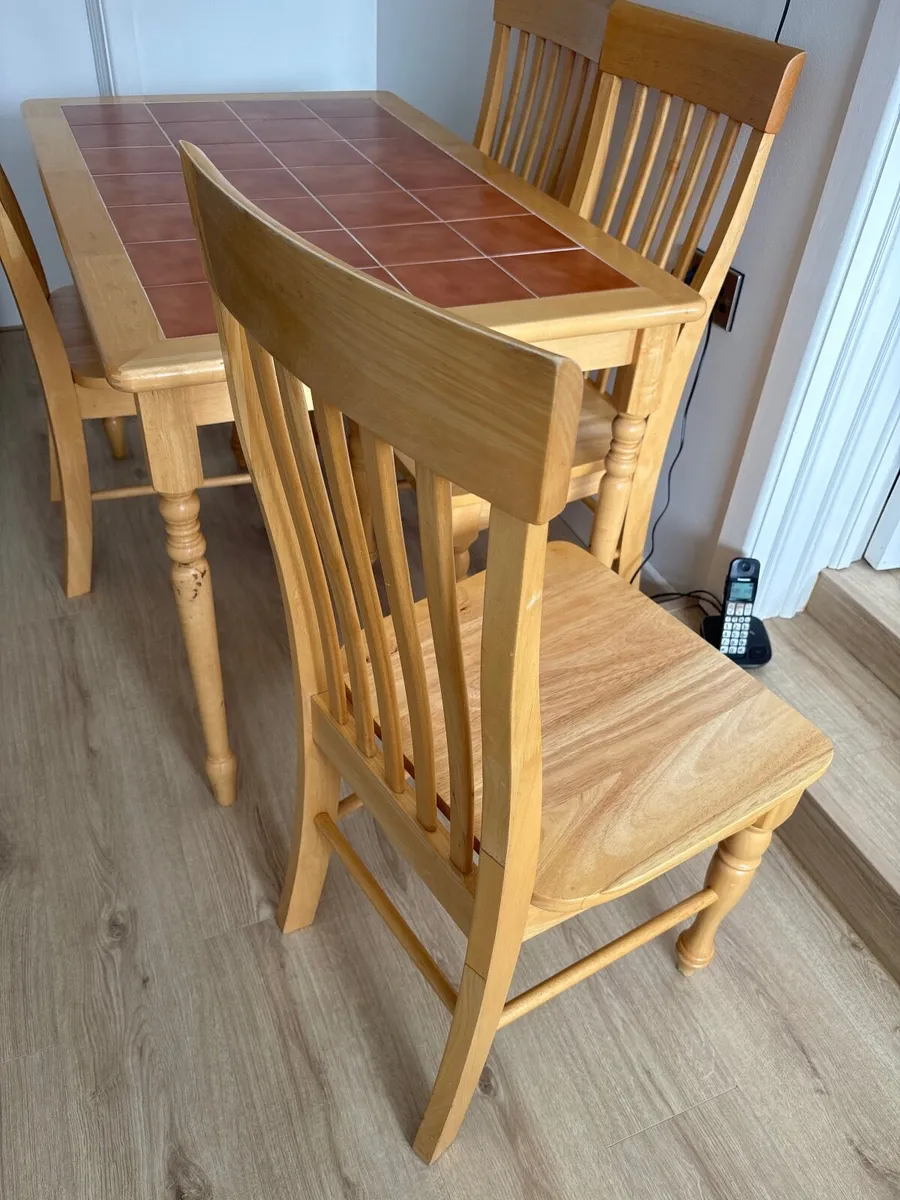 Table and chairs - Image 3