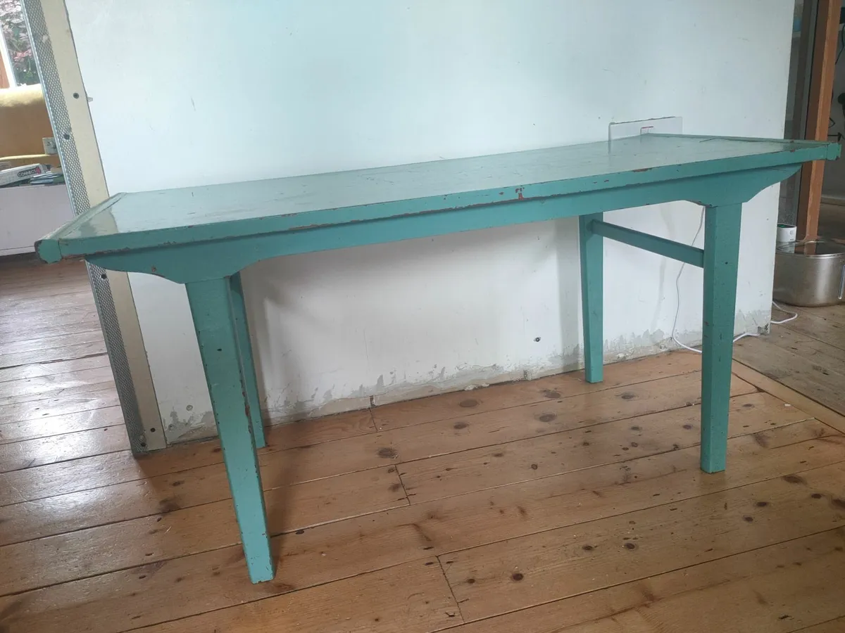 Coffee table/kids table. - Image 2