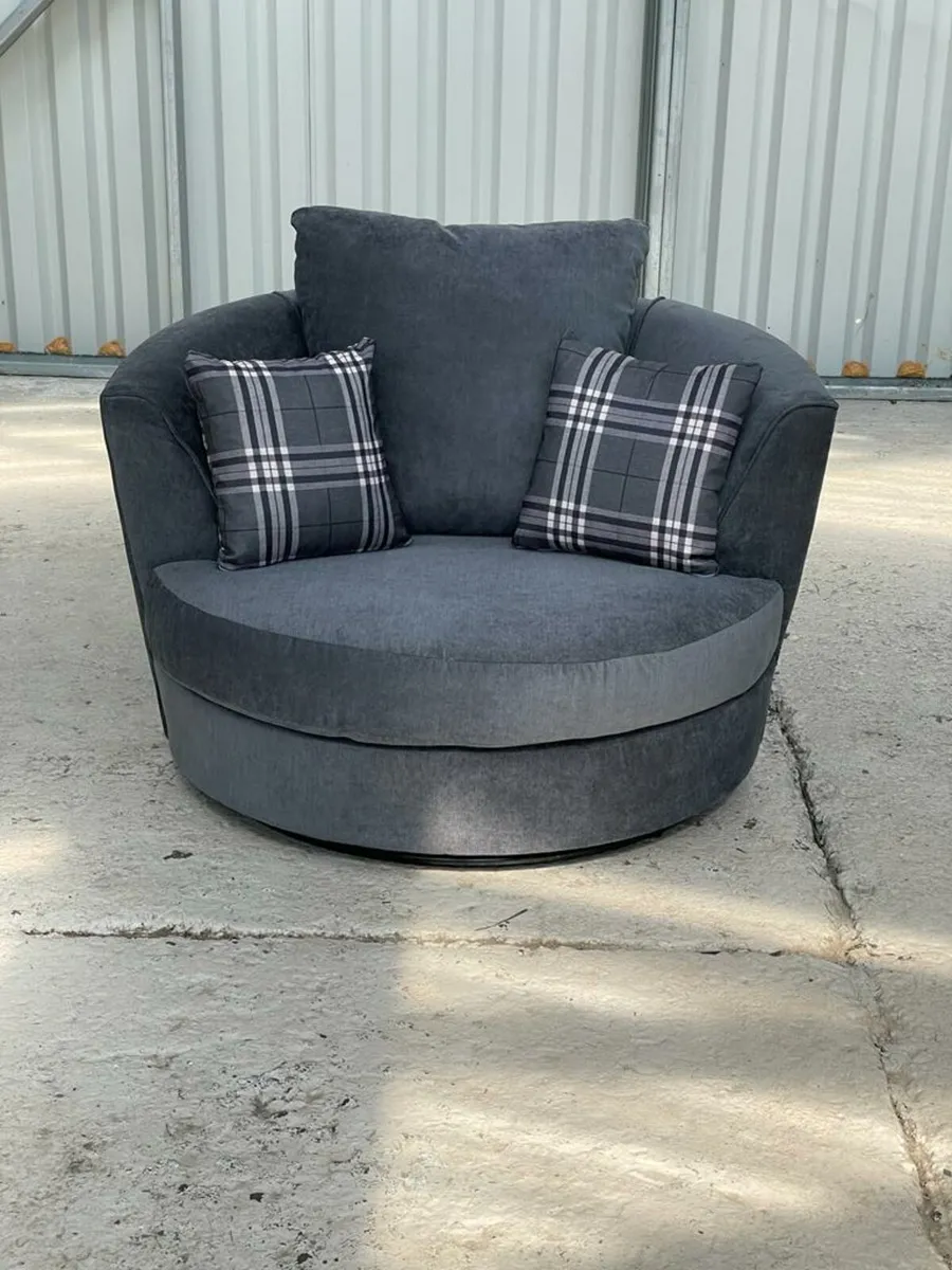 Luxury Recliner and Fabric Sofas
Brand new leather - Image 4