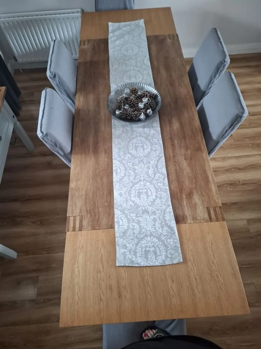 Extendable dining table and 6 chairs - Image 2