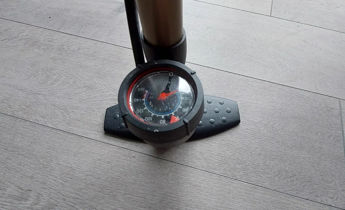 Bicycle pump with display - Image 2