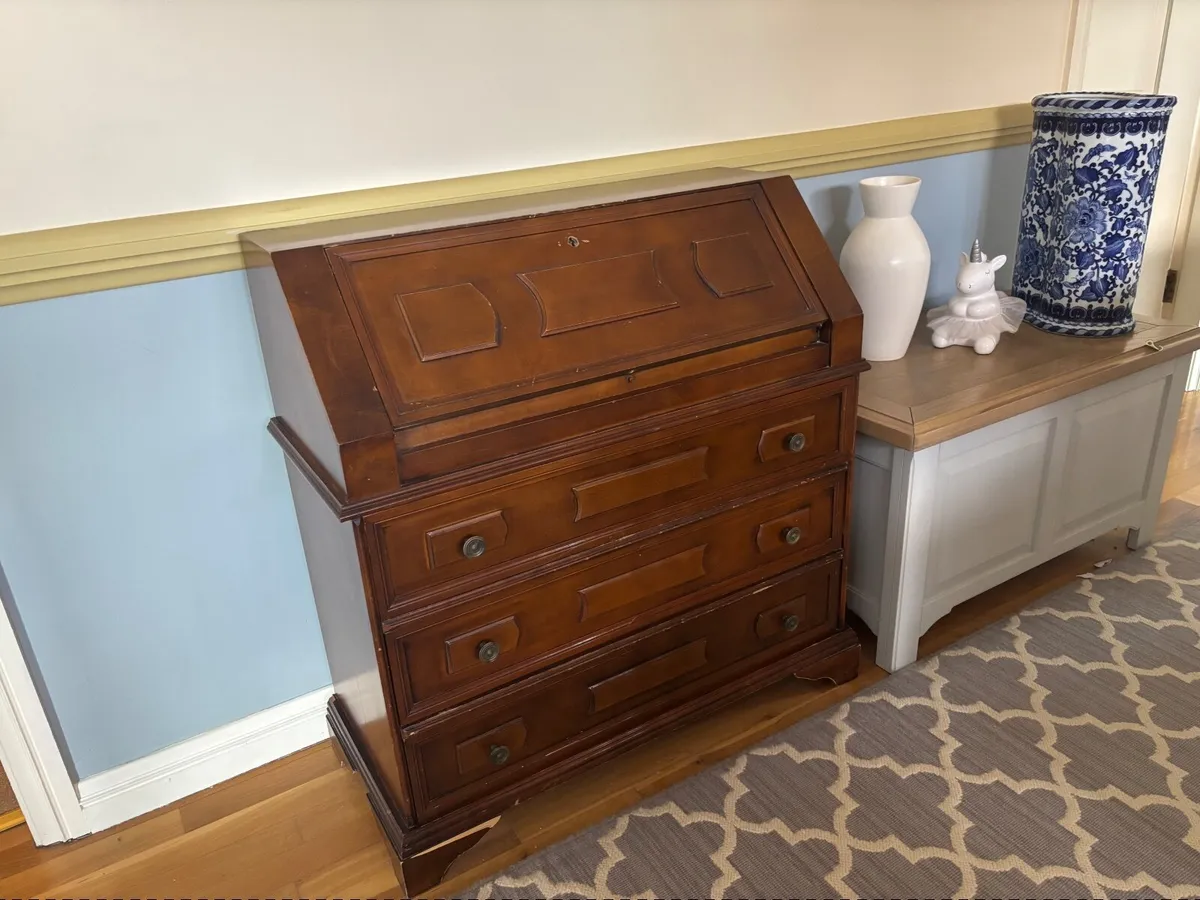 Mahogany old style desk and drawers - Image 1