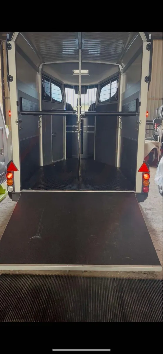 Immaculate Ifor Williams HBX511 in black/aluminium - Image 3