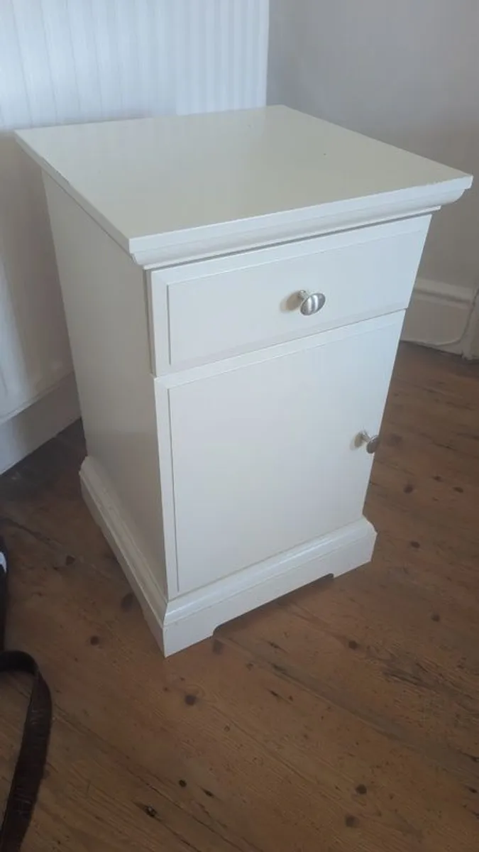 White bedside locker - Image 1
