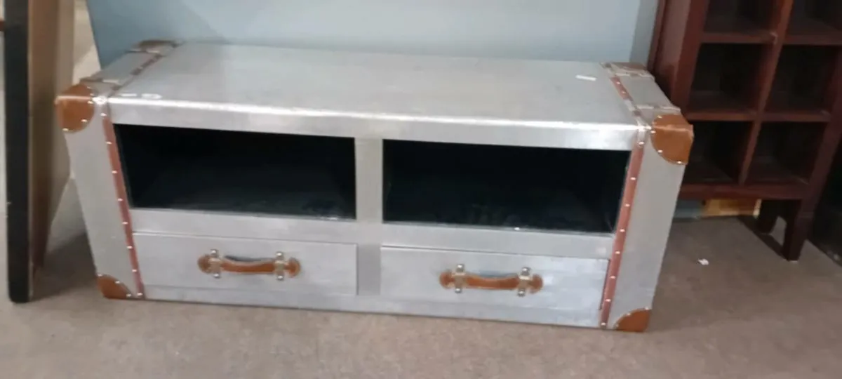 Aviation Style Media Unit