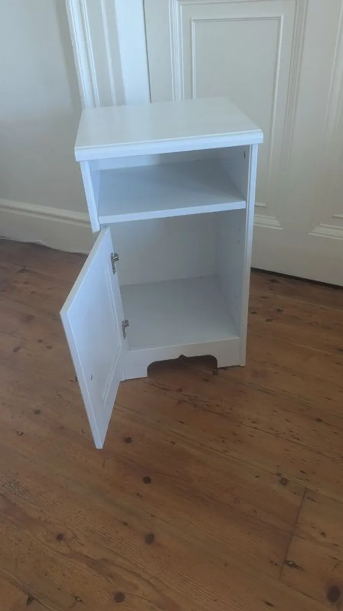 White beside locker - Image 2