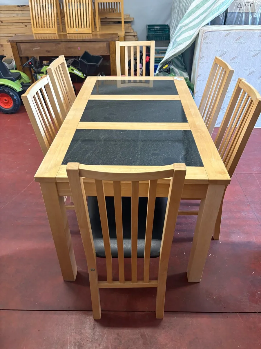 Table and 6 chairs - Image 1