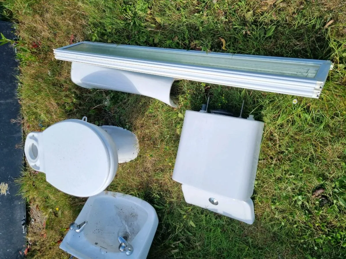 Bathroom suite - Image 3