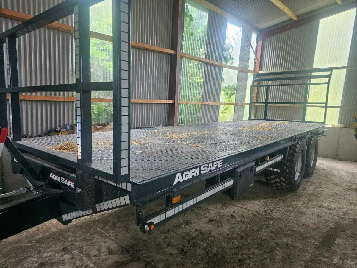 Bale trailer - Image 1